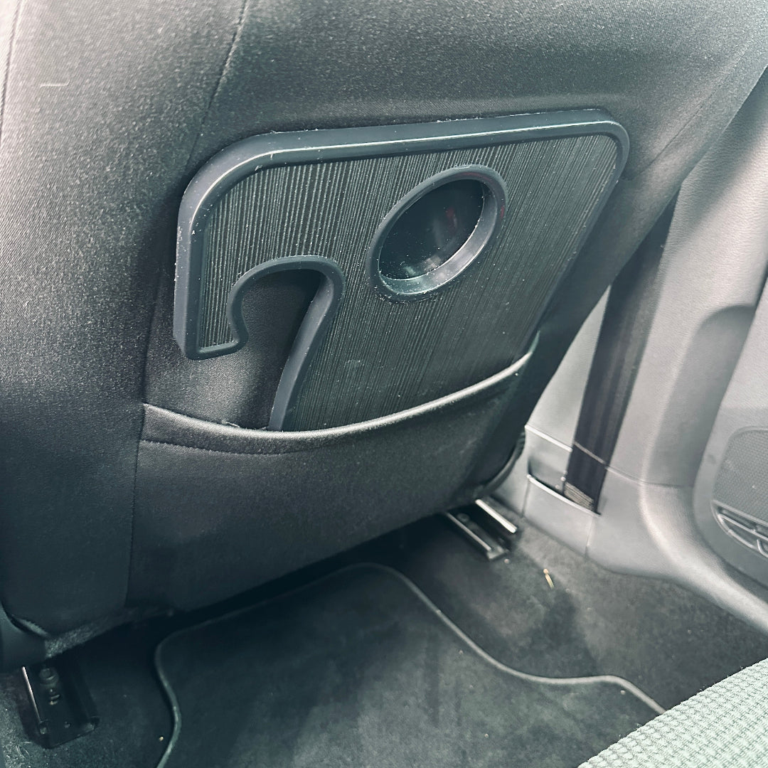 CarBuddy Pro II flach in der Tasche hinter dem Beifahrersitz verstaut